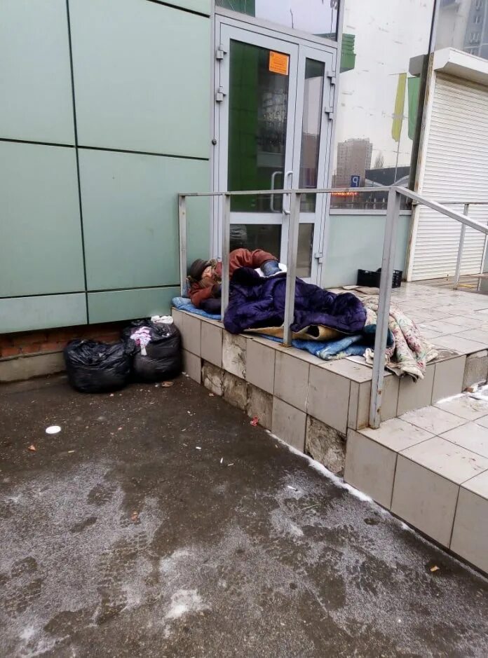 Новости энгельса видео. Бездомные люди Саратов.