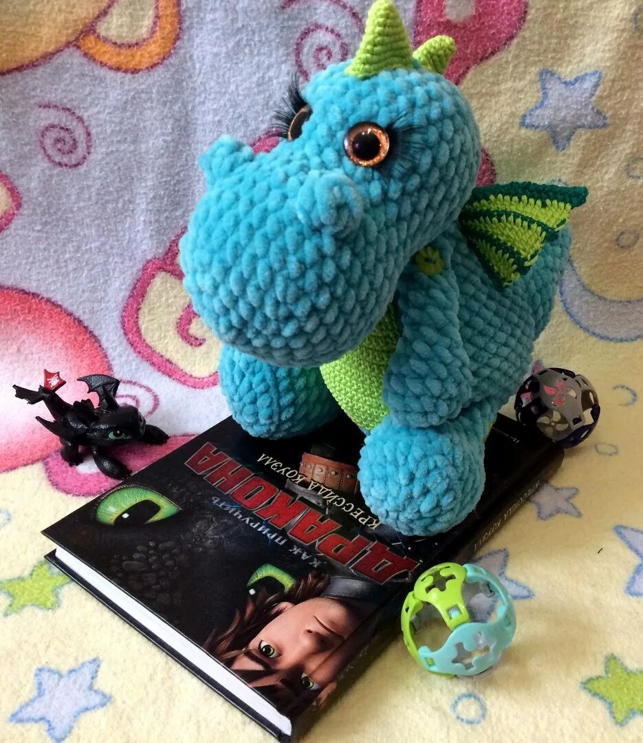 Дракончик ди от Татьяны Челноковой. МК игрушка амигуруми дракончика. Вязаный дракон из плюшевой пряжи. Дракон крючком из плюшевой пряжи