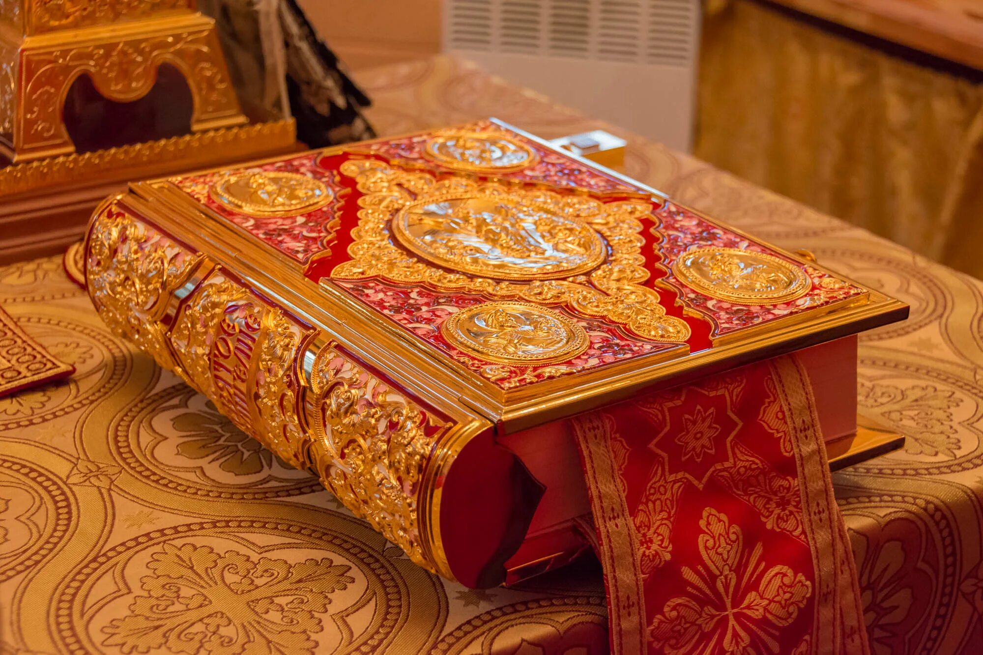 сообщение о евангелии. что такое евангелие кратко. что такое евангелие в православии простым языком. напрестольное евангелие на престоле. священное евангелие на церковно-славянском языке.