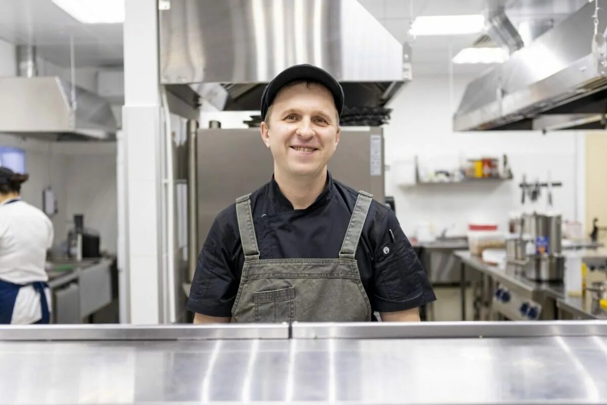 Гости бистро екатеринбург. Михаил ковалев екатеринбург троекуров. Виктор липенгольц повар. Повар екб. Андрей панкеев шеф-повар.