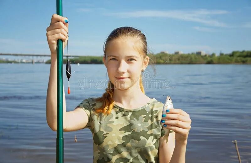 Ловят подростков. Подросток на рыбалке. Рыболовные девушки. Тинейджеры на рыбалке. Восьмилетняя девочка на рыбалке.