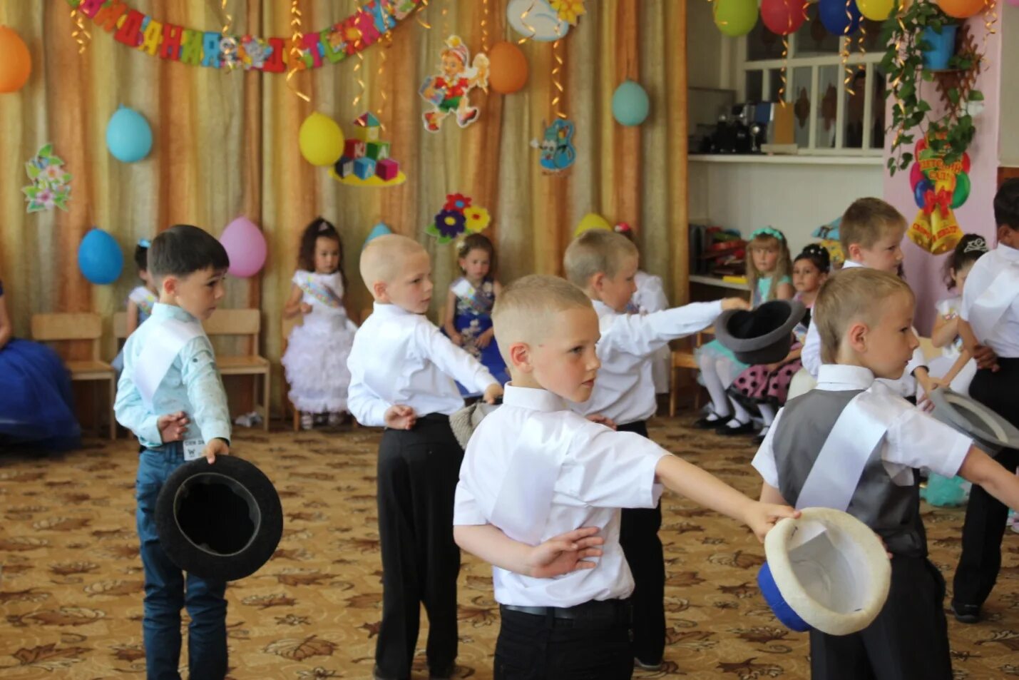 Современный выпускной в детском саду сценарий необычный. Выпуск в саду. ДОУ сценки на выпускной. Выпуск в детском саду. Выпускной в саду детском саду сценарий необычный и веселый.