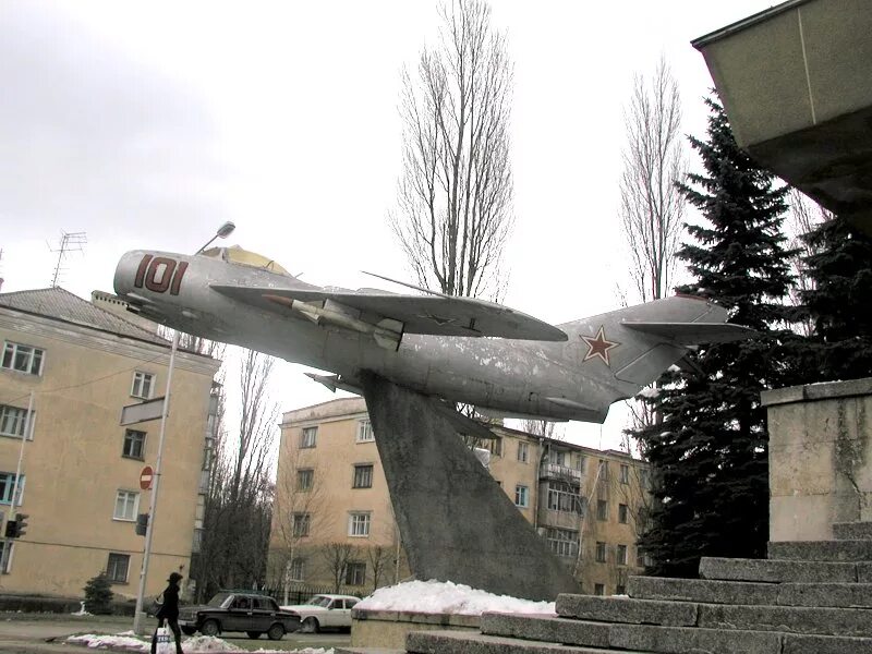 монумент самолет в ставрополе. военное авиационное училище ставрополь. военное лётное училище в ставрополе. ставропольское высшее военное авиационное училище. ставропольское авиационное училище летчиков.