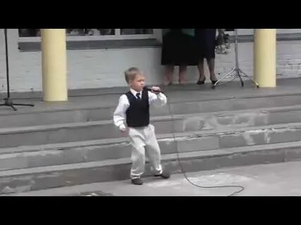 1 сентября мальчик танцует