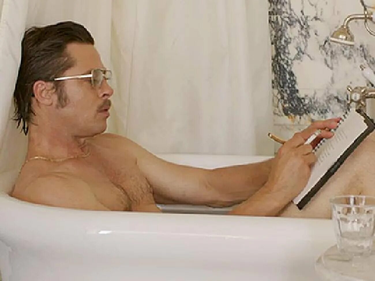 Солтберн ванна сцена в ванной. Анджелина Джоли в ванне. Лазурный берег Джоли Питт. Анджелина Джоли в ванне 2015. Лазурный берег Анджелина Джоли в ванной.