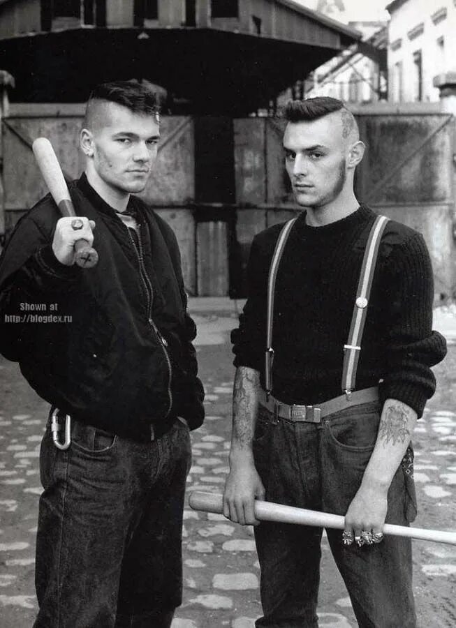 Скинхэд рэпер. Панки лондон 1980. Гранж стиль 80е. 90е мода англия. Металлисты субкультура 80-х.