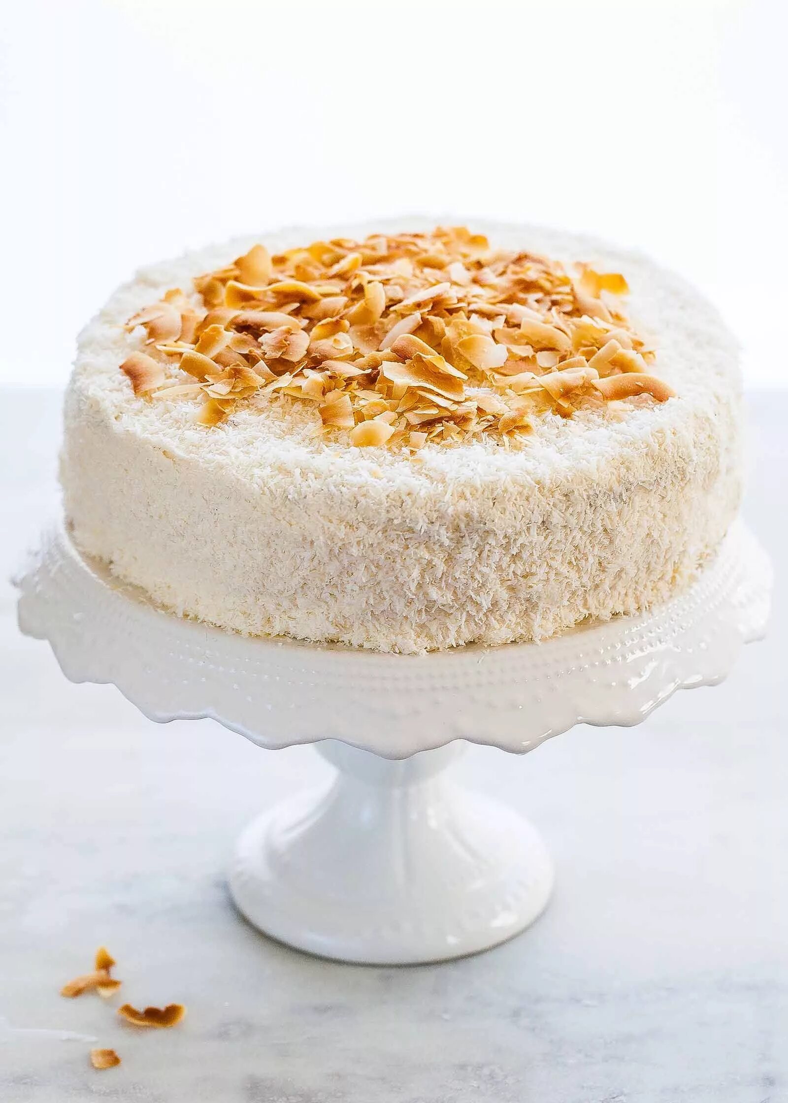 торт украшенный кокосовой стружкой. декор торта кокосовой стружкой. торт украшеныйшоколадной струйкой. как украсить торт кокосовой стружкой и мармеладом. торт с кокосовой стружкой.