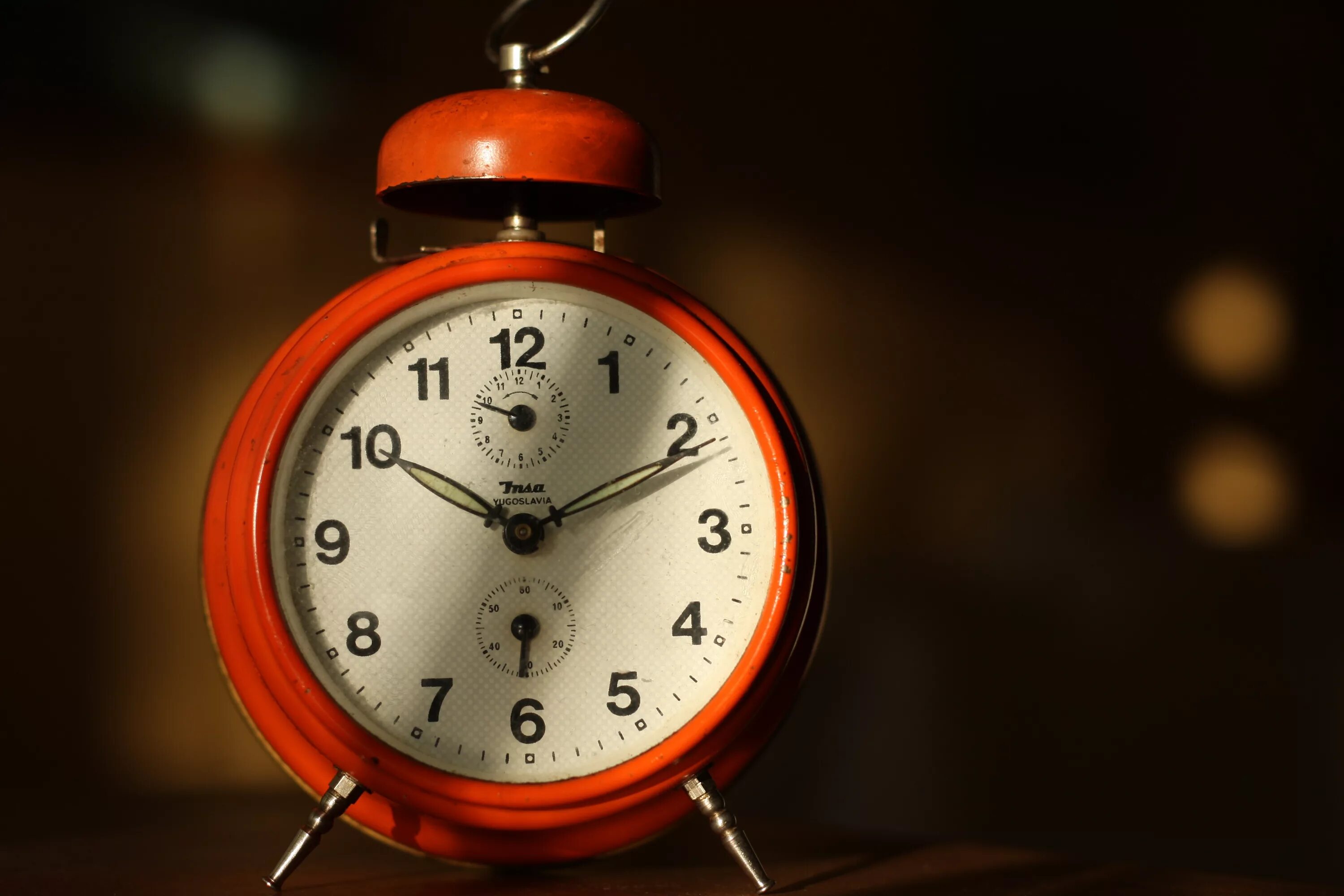 Будильник. Старинные часы. Часы будильник. Красный будильник. Hour age