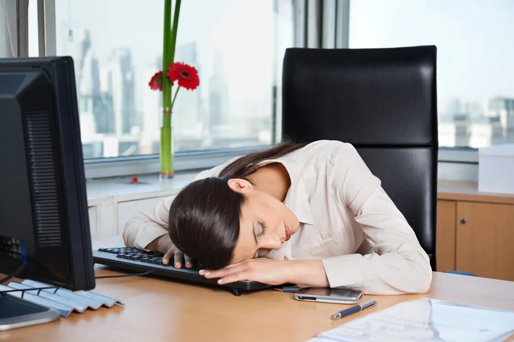 Усталая женщина в офисе. Сон в офисе. Сниженная работоспособность.