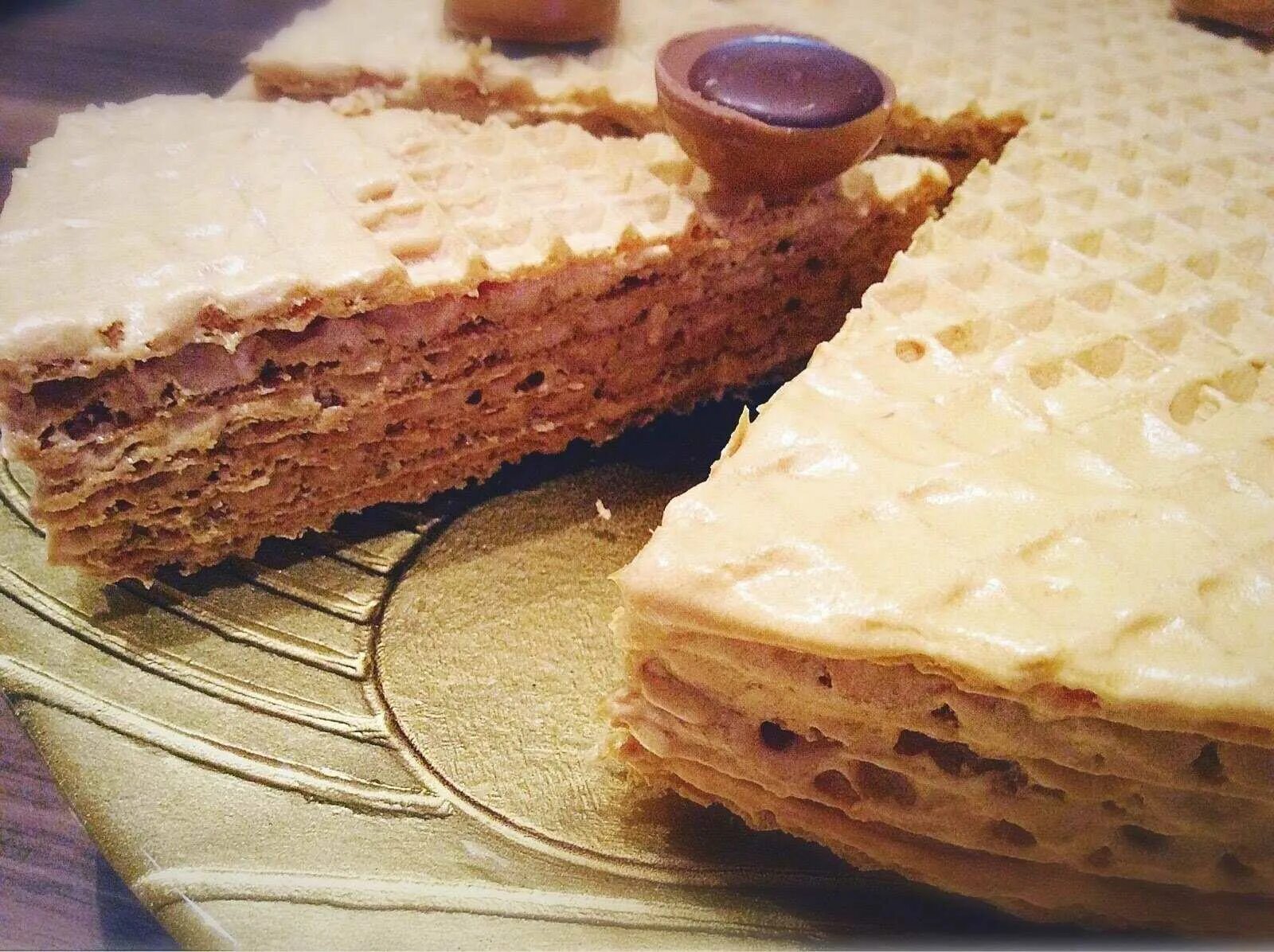 Торт из коржей со сгущенкой и маслом. Вафельный тортик со сгущенкой. торт из вафельных коржей со сгущенкой. торт с вафельными коржами и сгущенкой. вафельные коржи со сгущенкой.