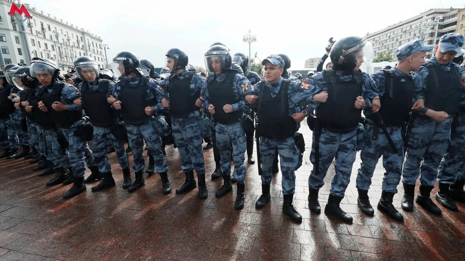 Полиция имеет право проводить оцепление участков. Росгвардейцы в москве. росгвардия на митинге в москве. росгвардия оцепление. полицейское оцепление.