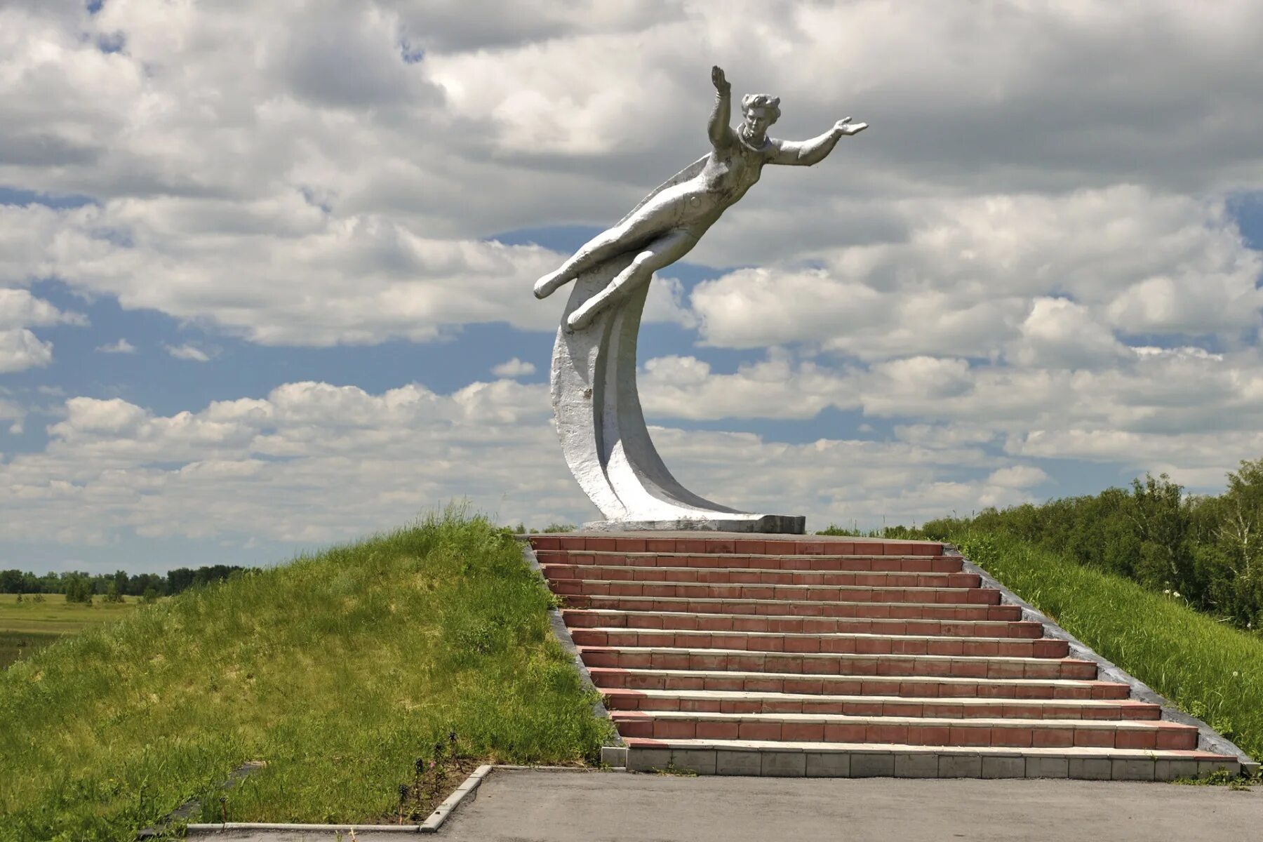 Памятник Валентине Терешковой (село Баево). Памятник Валентине Терешковой в Алтайском крае. Баево Алтайский край памятник Терешковой.