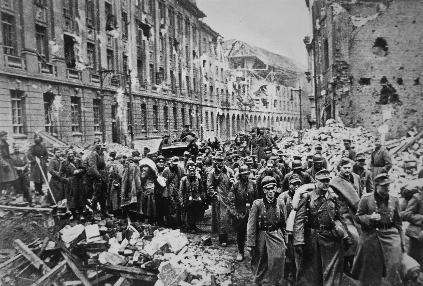 Последние дни великой отечественной войны. Пленные немцы Берлин 1945 год.
