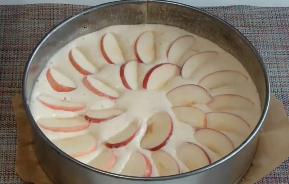 Шарлотка с яблоками. Тесто для шарлотки с яблоками. Шарлотка заливная с яблоками. Шарлотка с яблоками пошагово приготовления.
