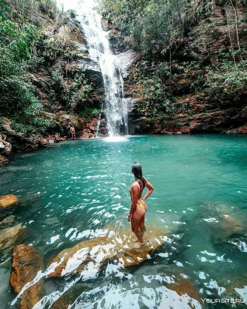 Водопад купаться. Купание в водопаде. Фотосессия у водопада.