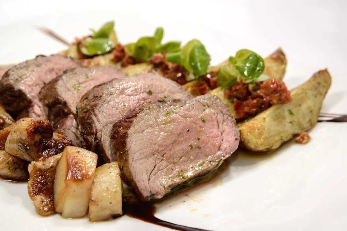 горячие блюда. шикарное мясное блюдо. вторые блюда из мяса. блюда из говядины. вкусное мясо.