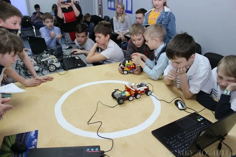 Робототехника дмитров. Выступающий на конференции. Конференция профессии будущего. Молодые ученые. Конференция.