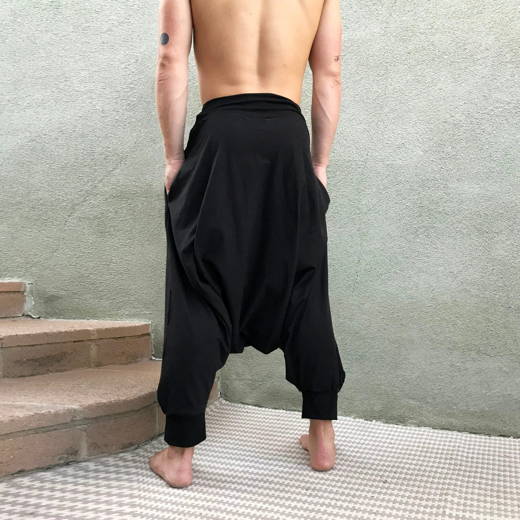 Harem pants мужские штаны. Широкие штаны мужские. Штаны хакама мужские. Мужские брюки cotton linen. Брюки с мотней мужские.