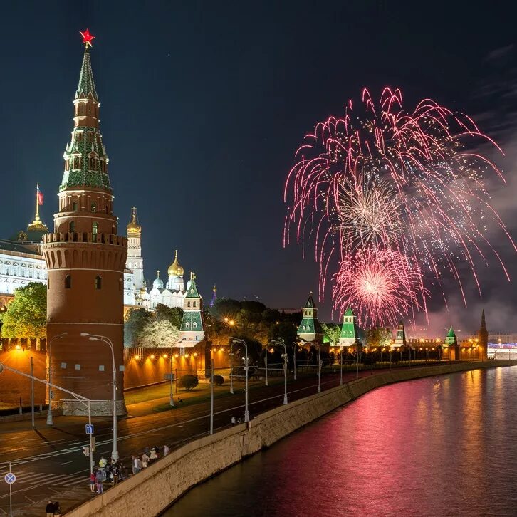 Сутки москва. Салют Кремлевская набережная Москва. Кремль набережная салют. Салют над Кремлем Москворецкий мост. Москва днем.