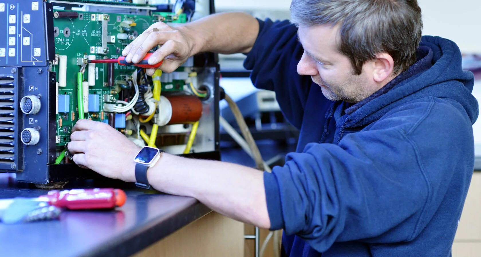 Ремонт устройств и блоков. Мужчина чинит компьютер. Сборка системного блока. Блоки питания пк 169см. Самостоятельная сборка компьютера из комплектующих.