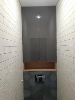 Туалет с инсталляцией с полками