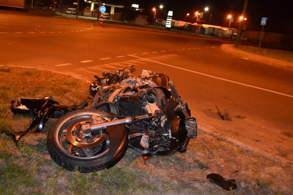Мотоцикл после аварии. Разбитый мотоцикл Yamaha r1.