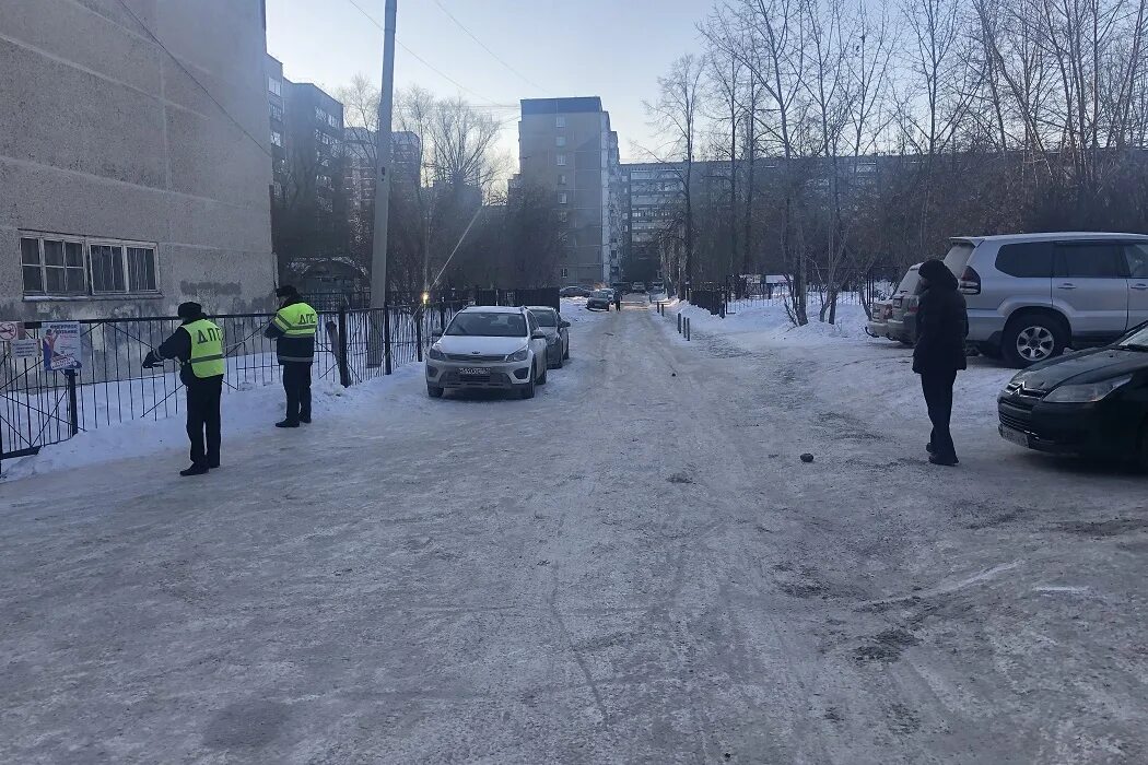 ДТП С детьми возле школы. В Екатеринбурге сбили девочку. ДТП В Екатеринбурге с участием детей. Новости сегодня происшествия в школе