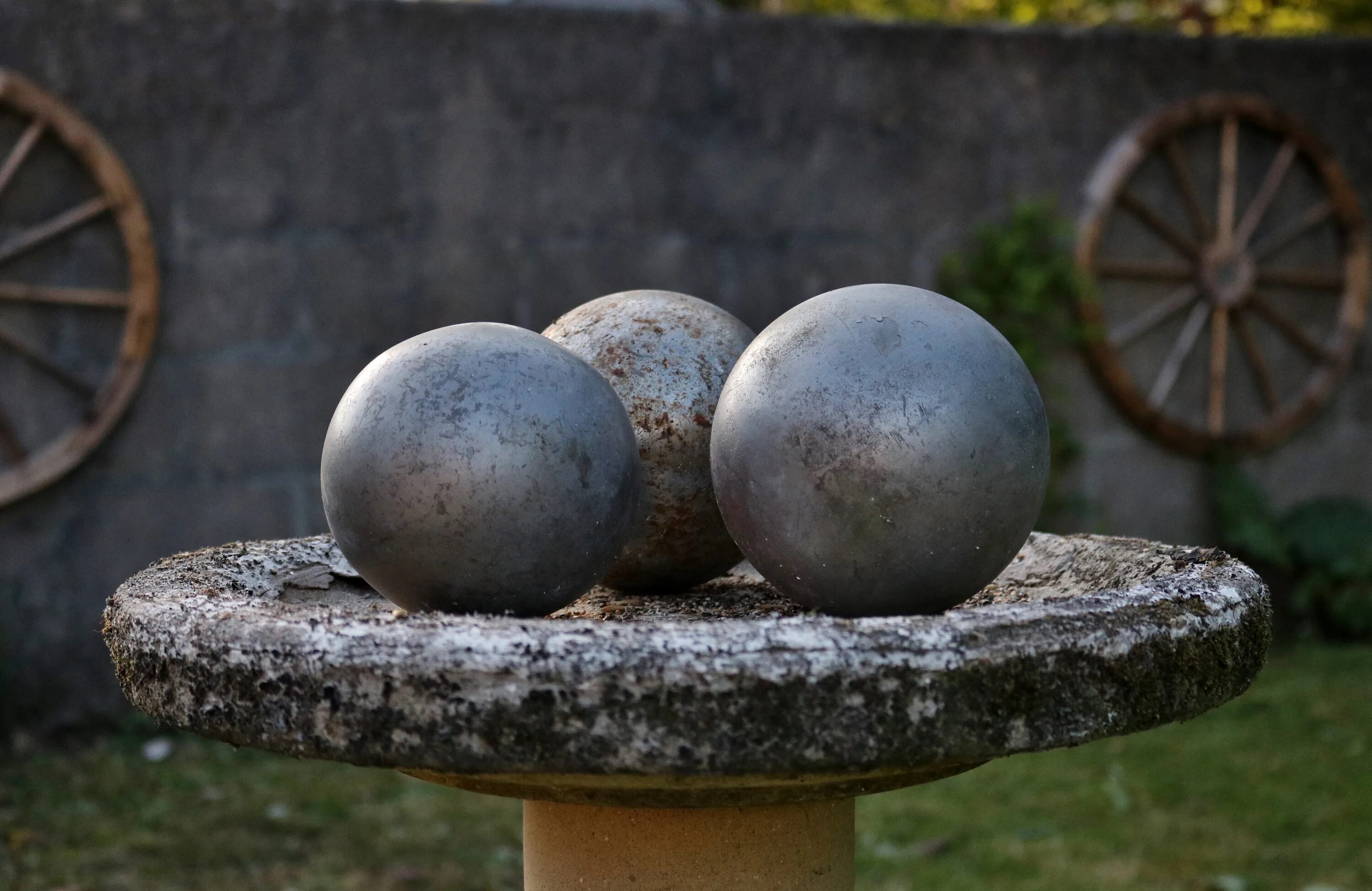 2 железных шара. Металлический шар. Шарик из металла. Железный мяч. Чугунные шарики.