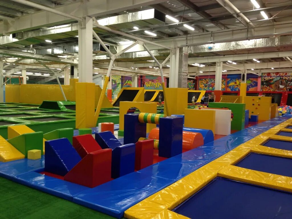 адрес полосы препятствий в москве. полоса препятствий в москве. батутный центр doaflip москва смирновская 25с1. батутный центр в москве с полосой препятствий. Doaflip батуты полоса препятствий.