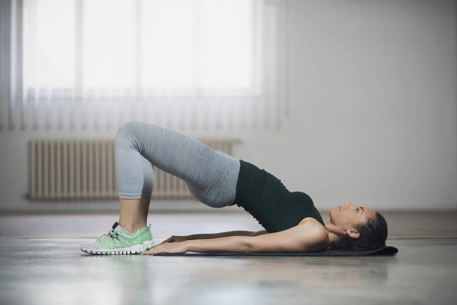 Stretching back. Ягодичный мостик планка. Мостик упражнение. Мостик упражнение для спины. Растяжка мостик.