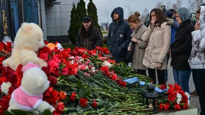 Погибшая женщина в белгороде сегодня. Похороны жертв авиакатастрофы в Казани. Похороны погибших в Ижевске. Похороны министра здравоохранения.