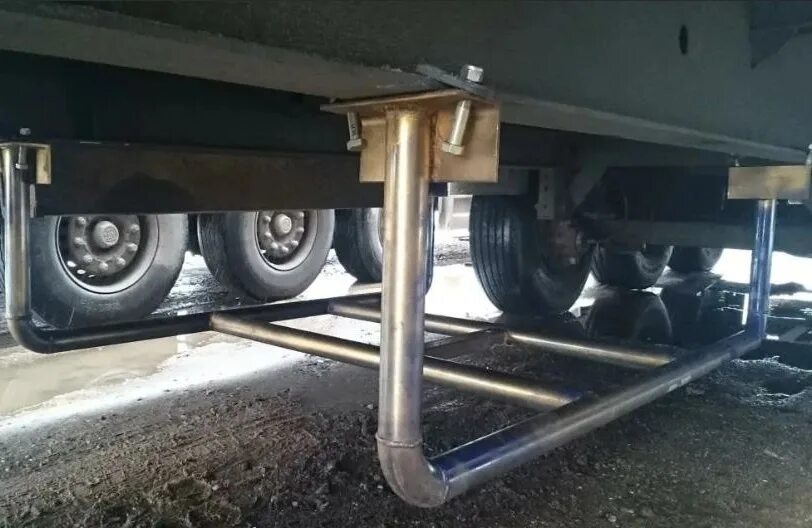 Крепление запасного колеса на полуприцеп кроне. Корзина запасного колеса полуприцепа нефаз. Крепеж запаски полуприцеп велтон. Кронштейн корзины запасного колеса полуприцепа schmitz. Корзина под запаску на полуприцеп шмитц чертежи.