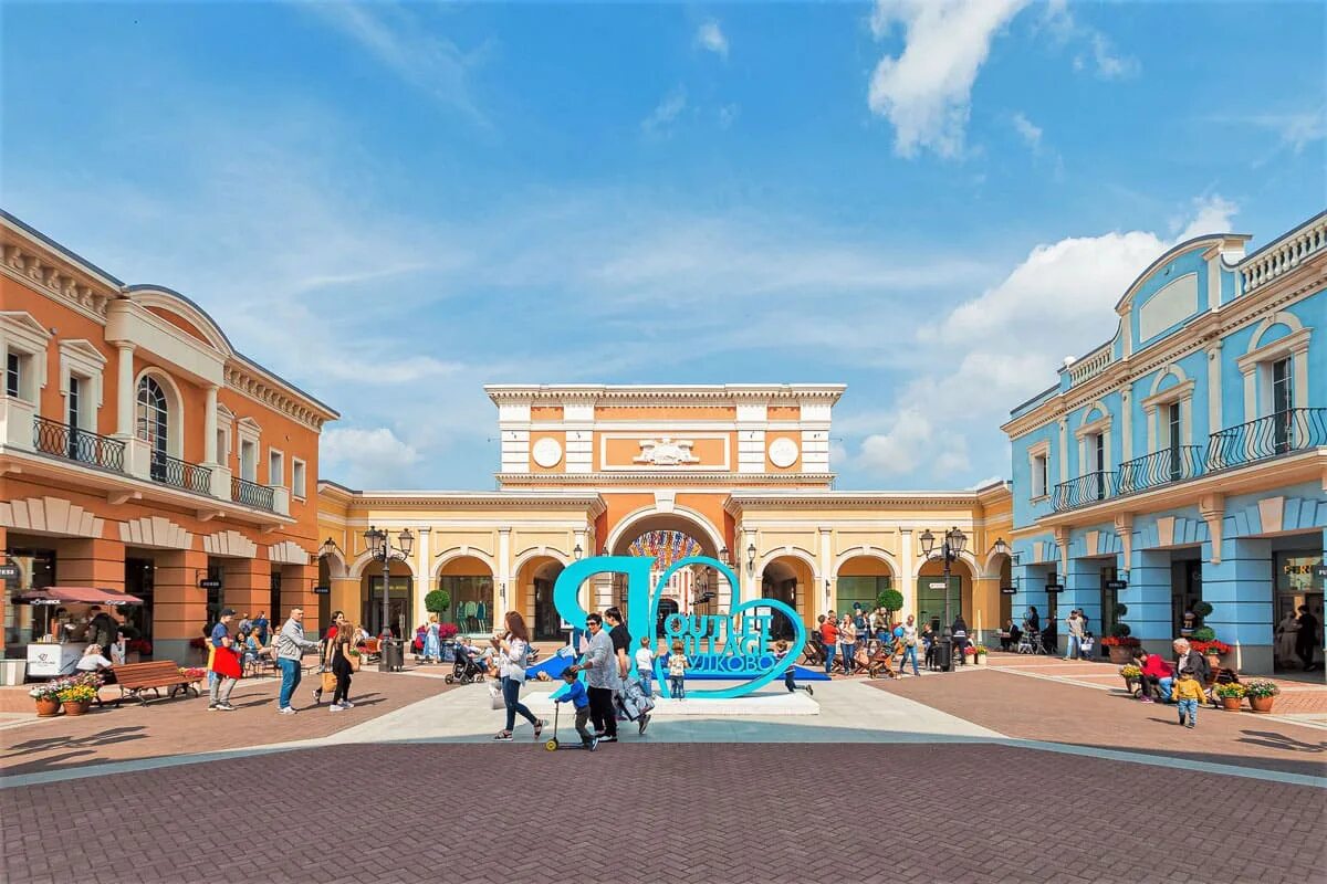 Outlet петербург. Пулково Вилладж. Пулково аутлет СПБ. Аутлет Village Пулково. Пулково Виледж Питер.