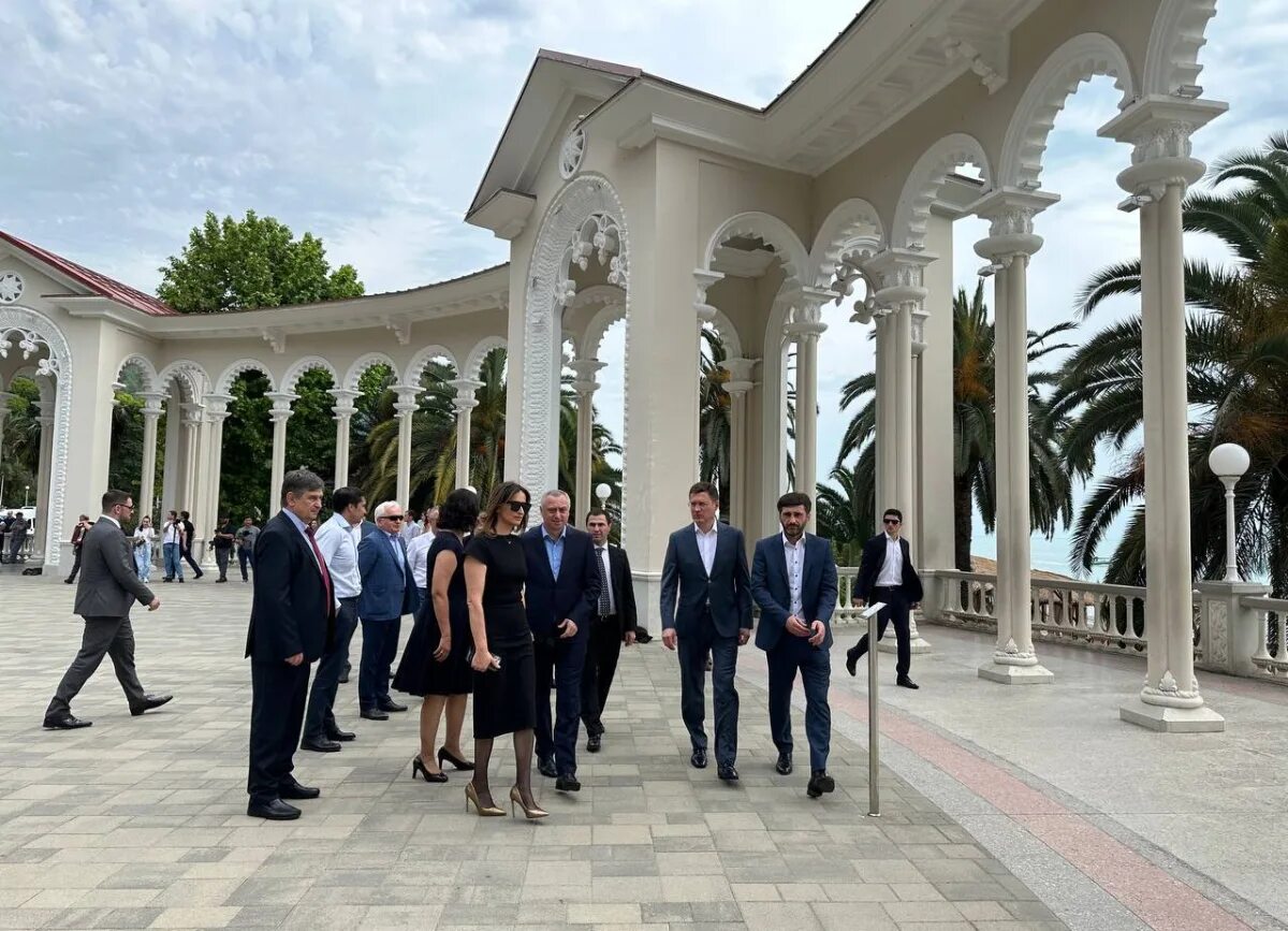 Колоннада в сухуми. Сухумский аэропорт абхазии. абхазия 2025. гагрская колоннада. гагра сухум.