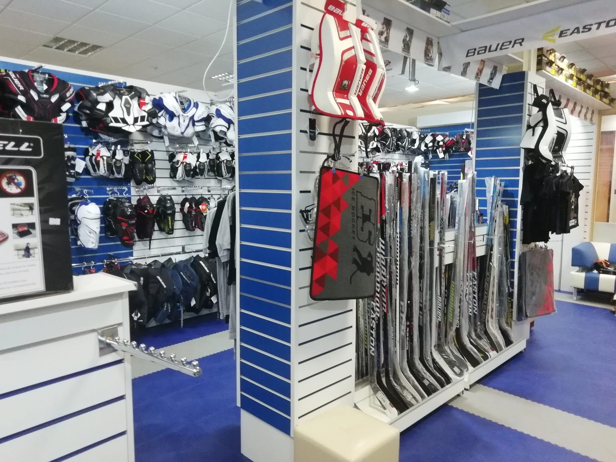Хоккейные сайты магазинов. Магазин хоккейной экипировки. Магазин спортивного инвентаря для хоккея. Хоккеист в магазине. Оборудование для хоккейного магазина.