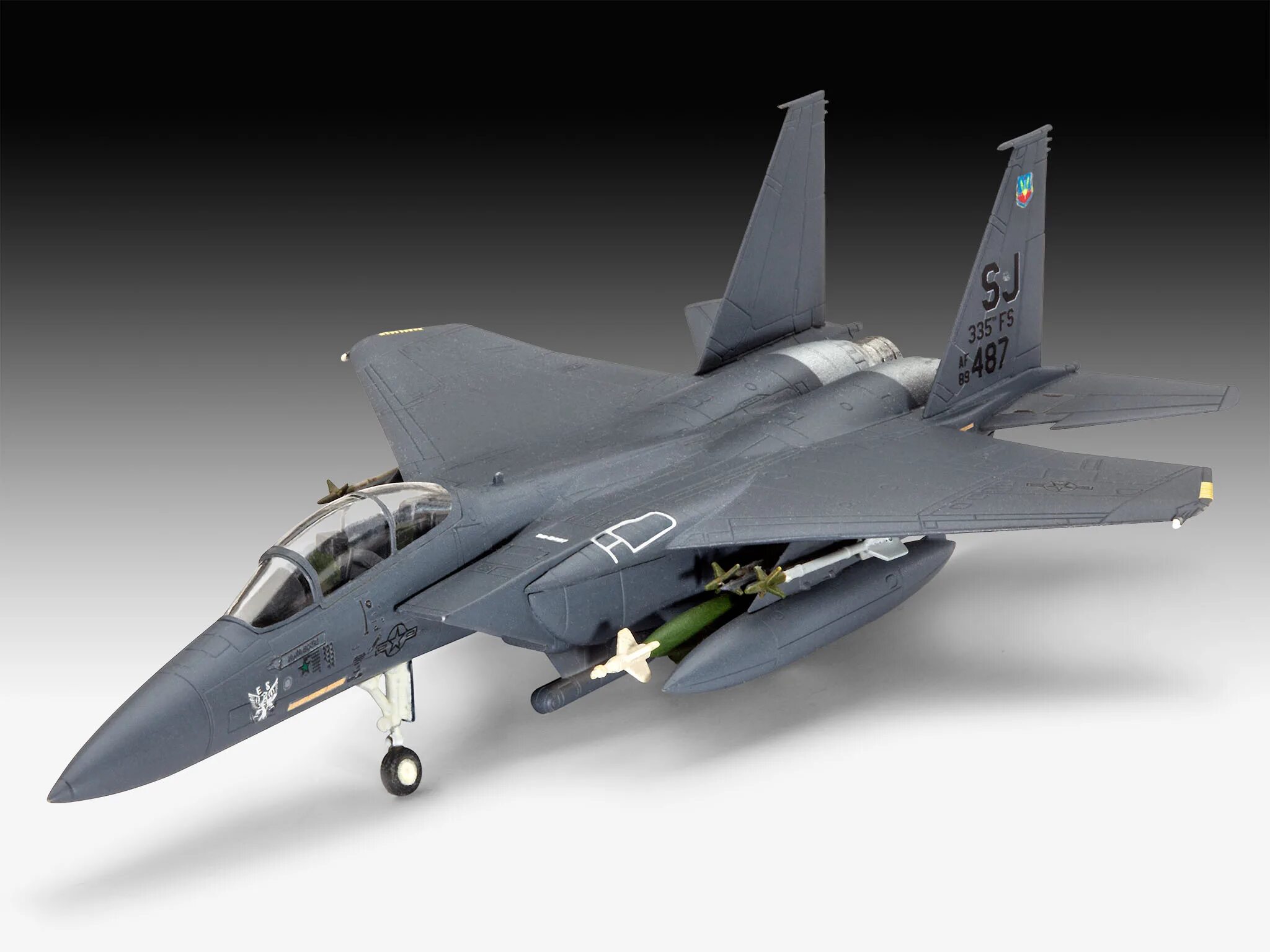 Истребители сборные модели. F-15e Eagle. Revell f-15e Strike Eagle and Bombs. F-15e Strike Eagle модель. F-15 Eagle.