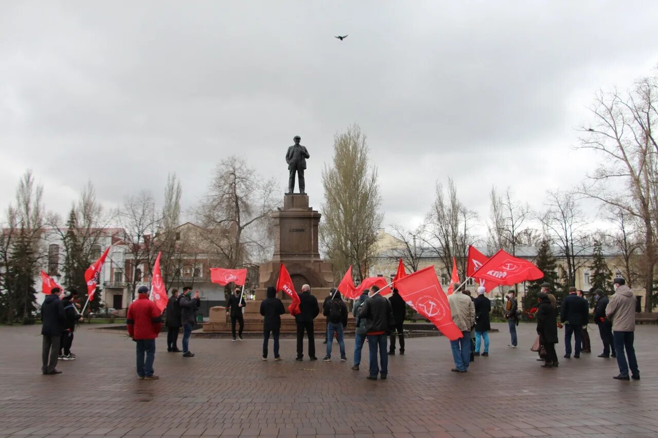 21 апреля самара. Памятник на площади революции в Самаре 2020. Памятник Ленину в Сызрани. Митинг КПРФ 22 апреля. Памятник Ленину митинг КПРФ.