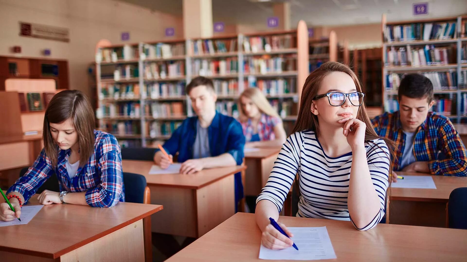 Английский язык 11 student. Школьники старшеклассники. Студенты на занятиях. Студент за партой. Занятия в университете.