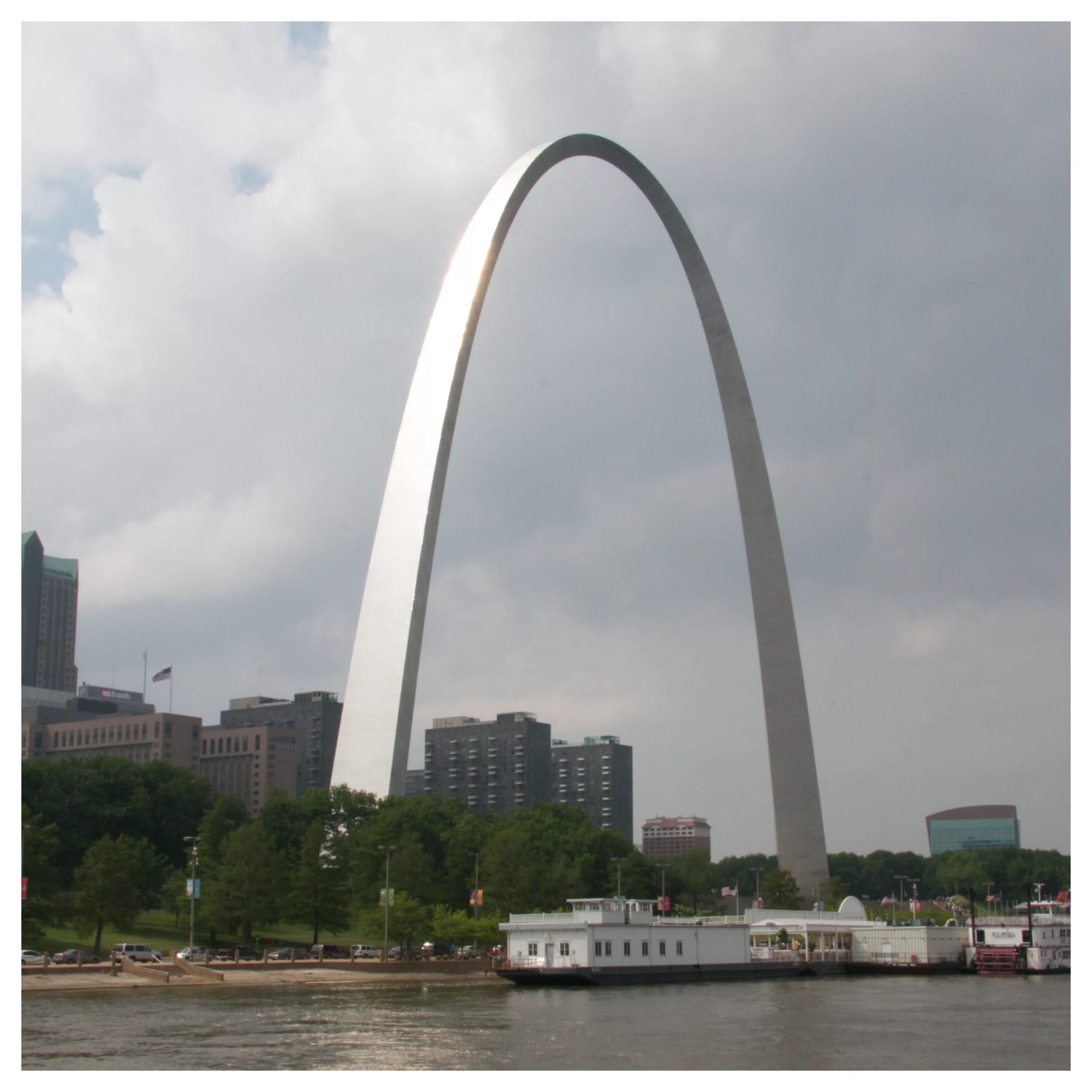 высокая арка. арка в небе. высокая арка. улочки италии перспектива в большом расширении. высокая арка.