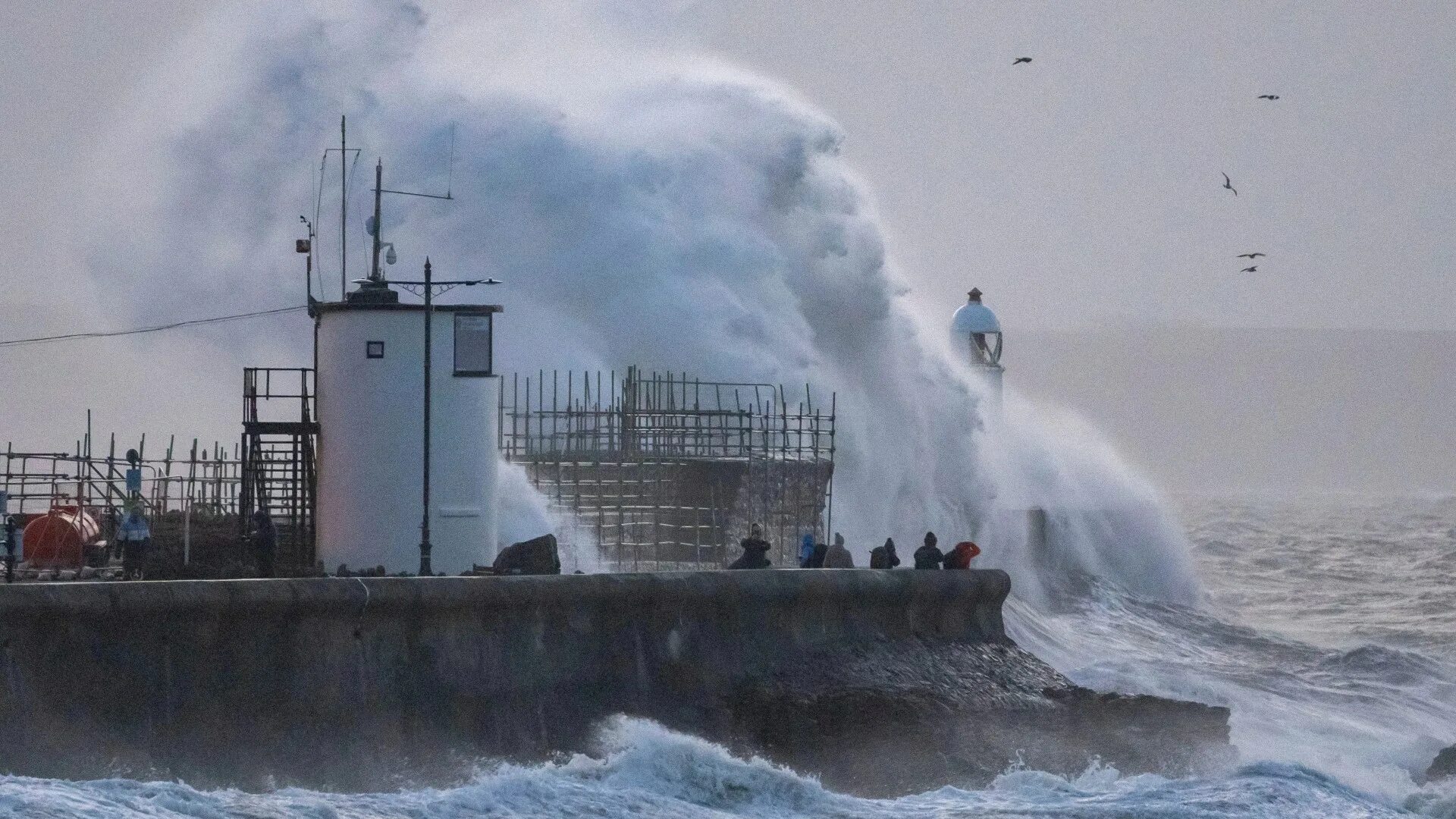 During storm. Шторм Юнис в Англии. Море шторм. Шторм в Лондоне. Шторм в Англии сейчас.