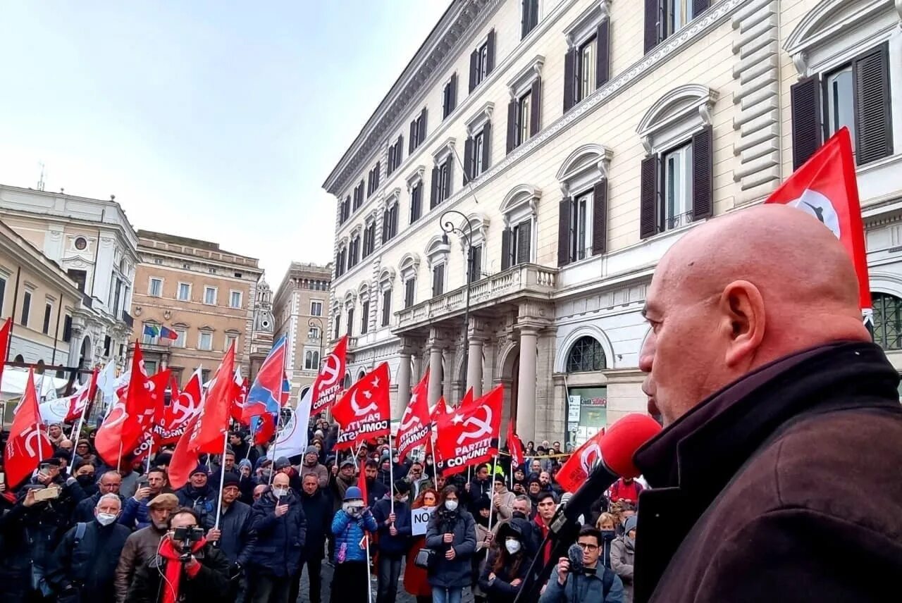 Италия против россии. Протесты в Италии 2022. Митинги в Италии. Митинг в Италии в поддержку России. Митинги в Италии против НАТО.