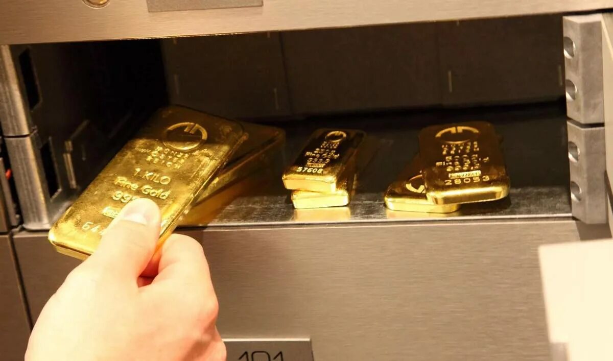 Какое золото внутри. Золото в сейфе. Сейф с деньгами и золотом. Сейф с золотыми слитками. Золото в банковской ячейке.