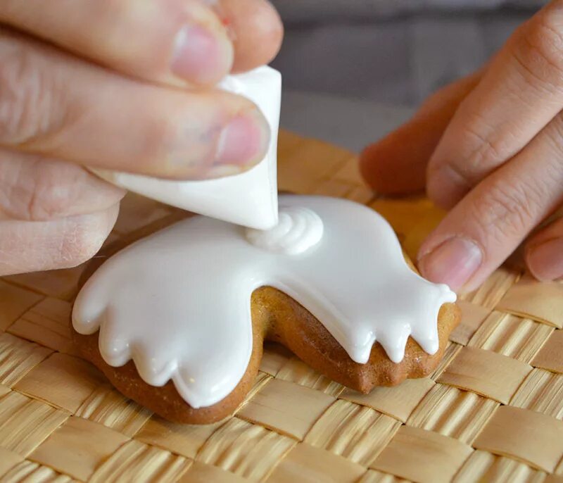 Украсить печенье глазурью. Айсинг королевская глазурь. Как быстро высушить глазурь на пряниках. Пряники покрытые глазурью. Как быстро высушить глазурь на пряниках.