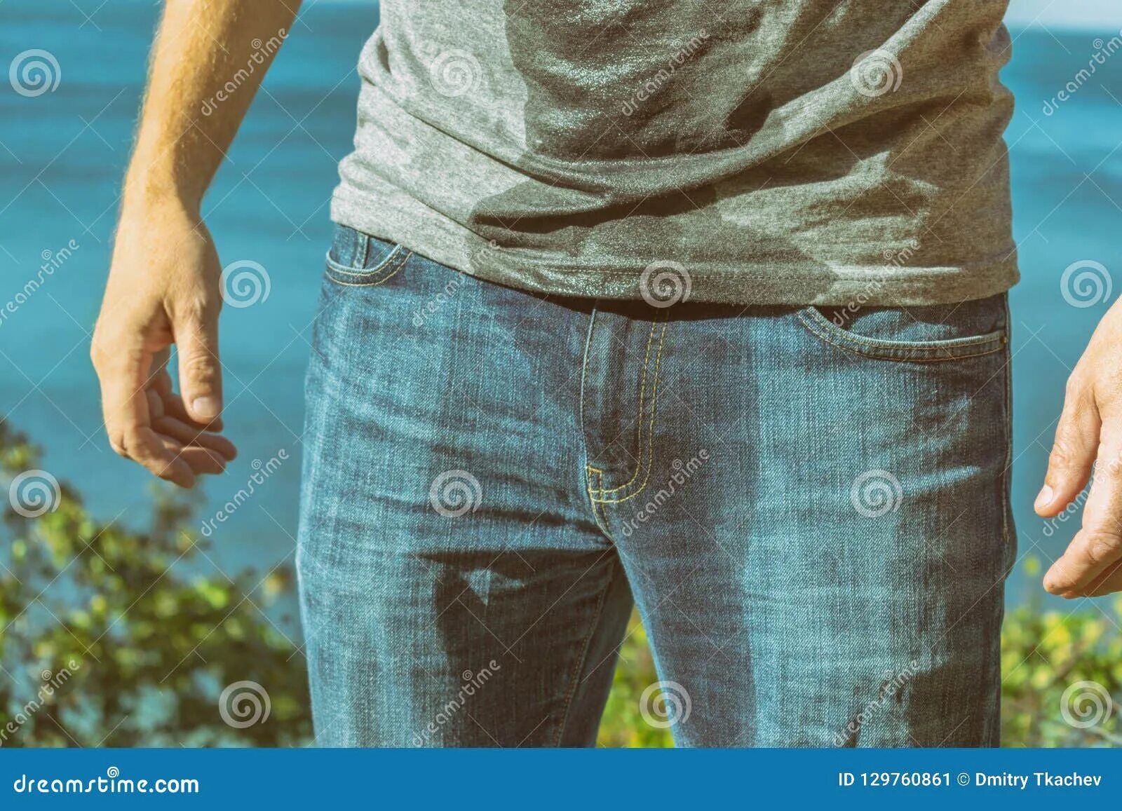 Мужчина потек. Грязные джинсы. Парень с градусником. Парень протек. Обоссаные штаны.