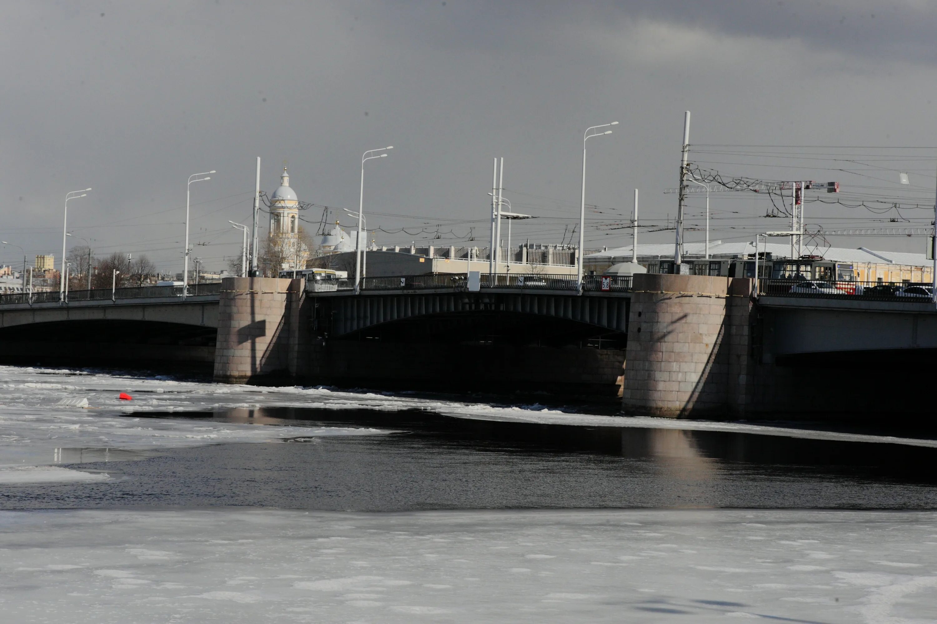 Разводной Волховский мост. Разводной мост СПБ. Пролет под мостом в Питере. Разводные мосты зимой.