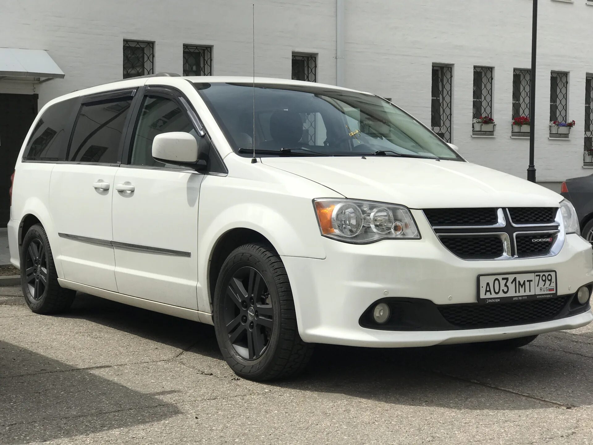 Dodge grand caravan wheels. Dodge caravan 2004 красный. Додж караван r18. Велобагажник viano marco polo. Гранд караван диски.