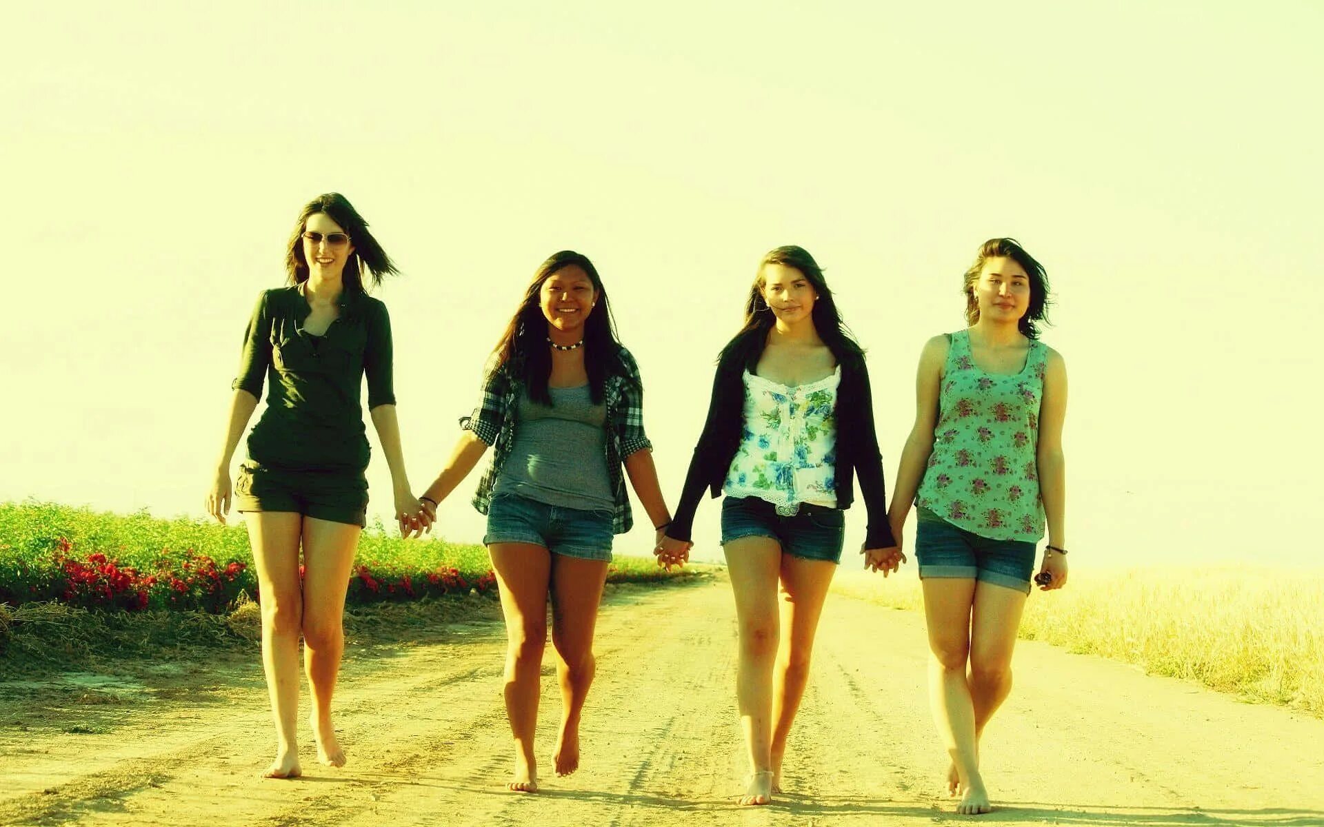 Четыре подруги. Девочки шепчутся во дворе дома. Босая подруга. Подруги босиком. Красивые подруги.