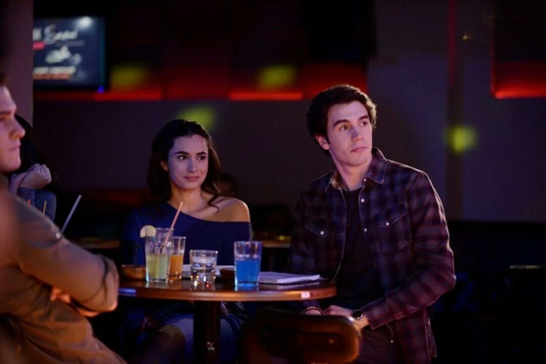 Зейнеп и керем сериал. Ожидании солнца турецкий 23. Ожидании солнца турецкий 23. Барыш и зейнеп в ожидании солнца. Зейнеп и керем ночь.