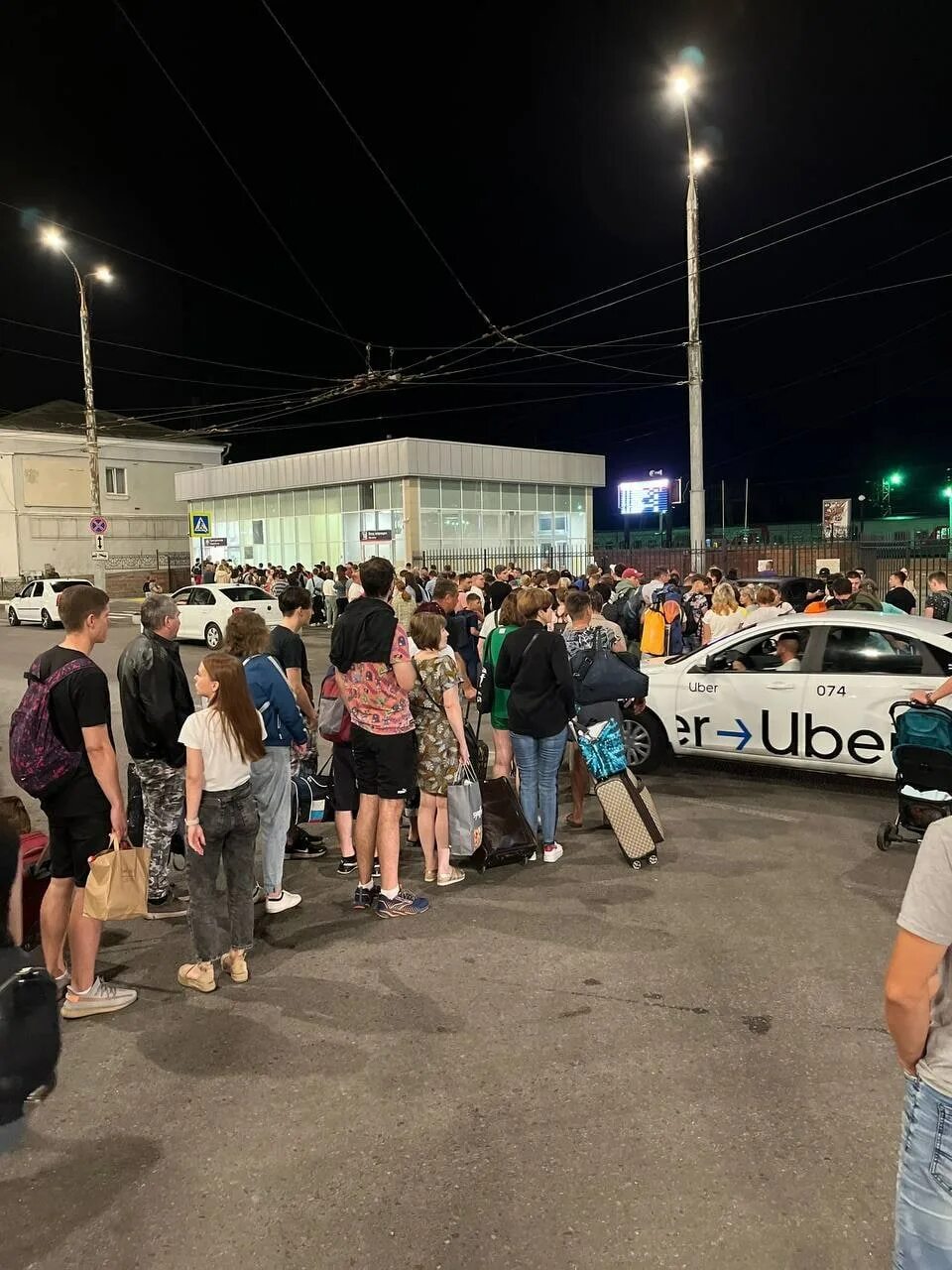 Толпа людей на вокзале Белгорода. Что случилось в Белгороде. Что происходит в Белгороде. Белгород новости на сегодня. Телеграмм белгород 1 новости на сегодня