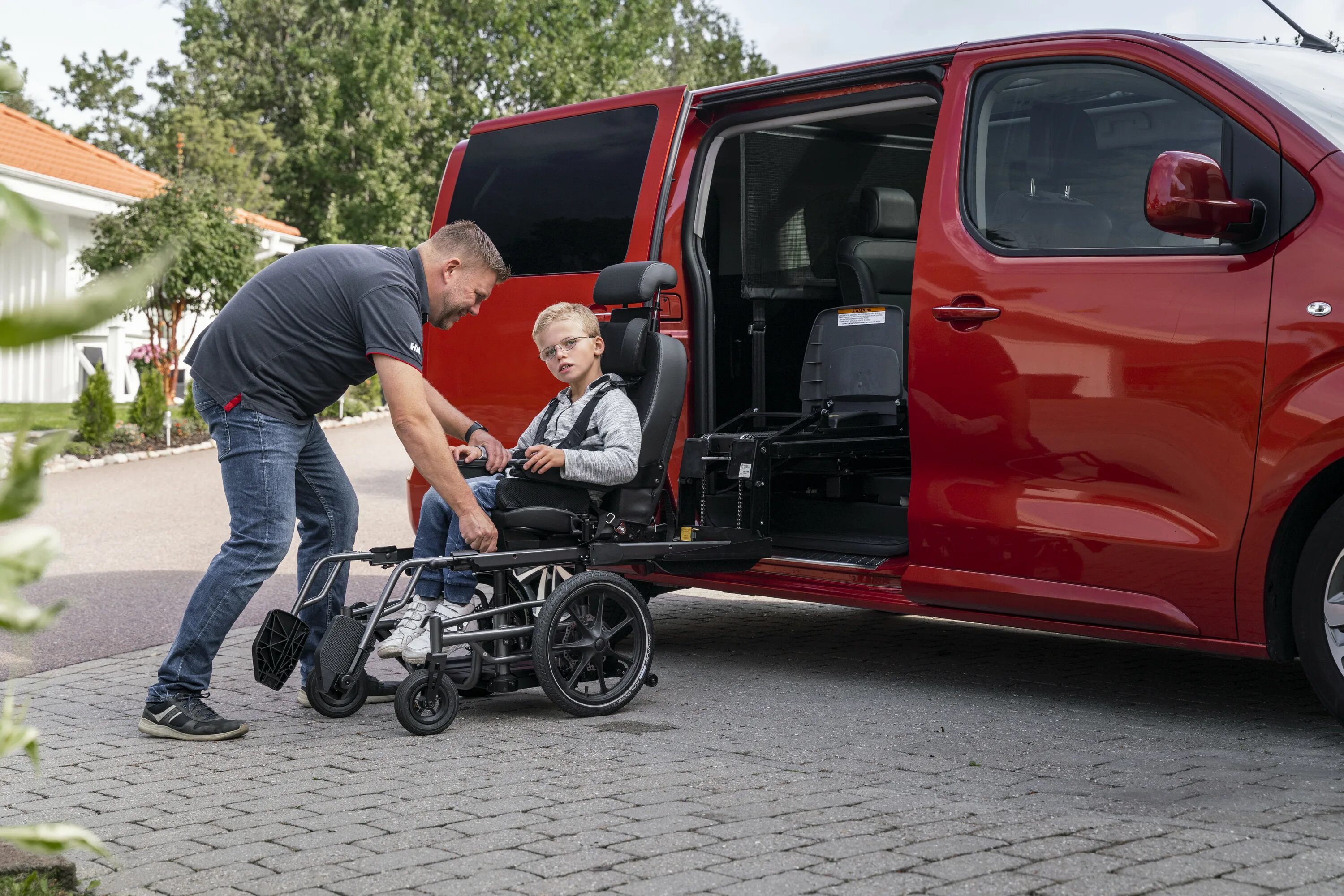 Сколько машин на инвалида. Автомобиль для инвалидов. Кресло в машину для инвалидов. Современные автомобили для инвалидов. Кресло инвалидное в автомобиль кресло инвалидное в автомобиль.